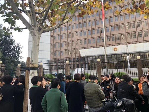 利用職務之便索取費用不征稅款的行為如何定性？深圳刑事辯護律師告訴您
